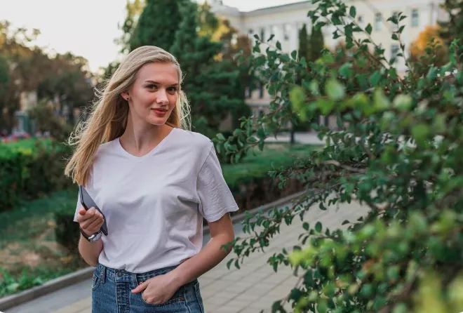 Je obyčejné a nevyčnívá, přesto se bez něj neobejde žádná trendy žena. Bavlněné tričko jako základ vašeho šatníku