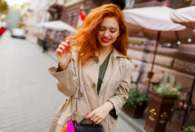 Béžový trenčkot vládne jaru. Pro ženy 50+ je ideálním kouskem, který vytvoří dokonalý Look