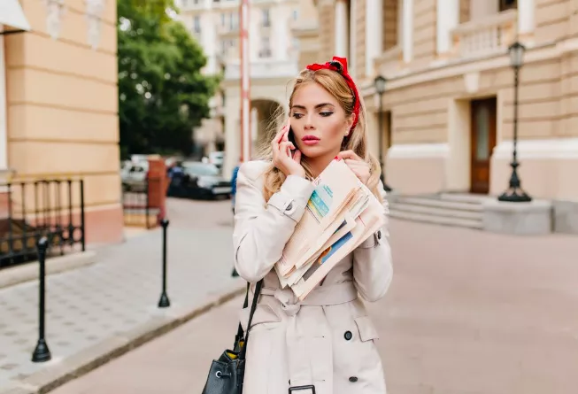 Béžový trenčkot vládne jaru. Pro ženy 50+ je ideálním kouskem, který vytvoří dokonalý Look