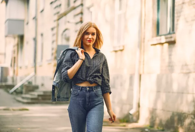 Džínám s vysokým pasem neodzvonilo. Nejvíce trendy je modrá klasika a myší šedá