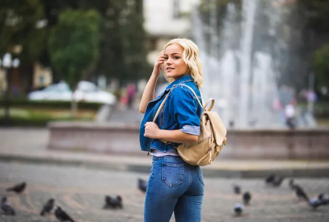 Džínám s vysokým pasem neodzvonilo. Nejvíce trendy je modrá klasika a myší šedá