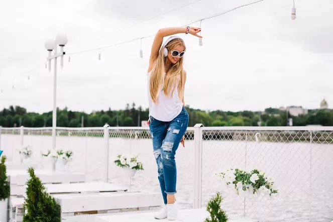 Džínám s vysokým pasem neodzvonilo. Nejvíce trendy je modrá klasika a myší šedá