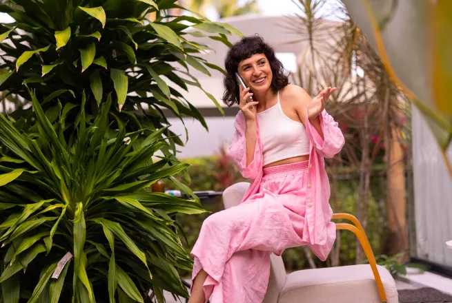 Svetry, tenisky, sukně i šaty. To vše v roztomilé růžové. Bát se jí nemají ani zralé ženy