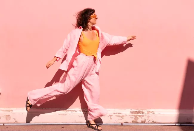 Svetry, tenisky, sukně i šaty. To vše v roztomilé růžové. Bát se jí nemají ani zralé ženy