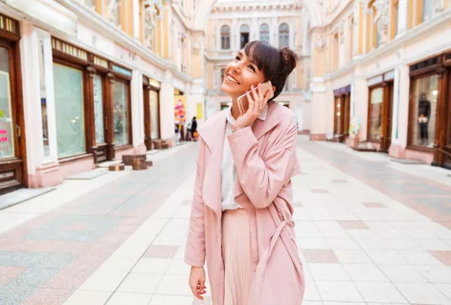 Svetry, tenisky, sukně i šaty. To vše v roztomilé růžové. Bát se jí nemají ani zralé ženy