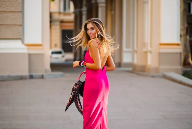 Satén všude, kam se podíváš. Pořiďte si kalhoty, sukni, blůzu nebo sáčko a už ho nesundáte