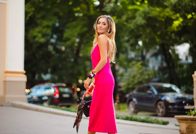 Satén všude, kam se podíváš. Pořiďte si kalhoty, sukni, blůzu nebo sáčko a už ho nesundáte