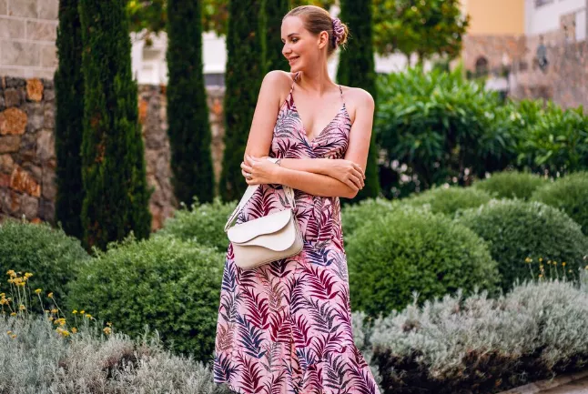 Satén všude, kam se podíváš. Pořiďte si kalhoty, sukni, blůzu nebo sáčko a už ho nesundáte