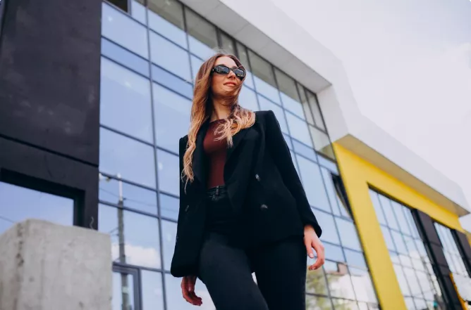 Obyčejné sako jako kousek, který dodá styl i obyčejným legínám