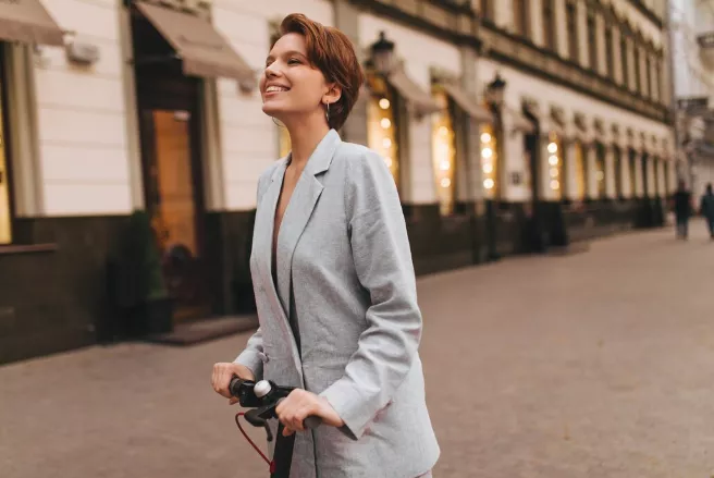 Obyčejné sako jako kousek, který dodá styl i obyčejným legínám