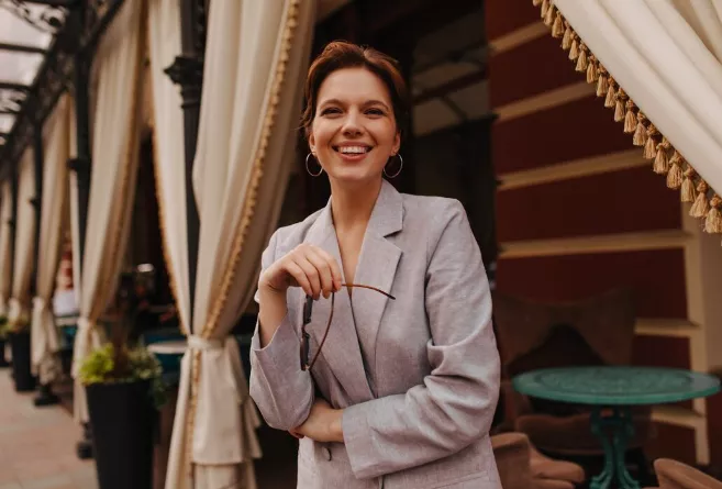 Obyčejné sako jako kousek, který dodá styl i obyčejným legínám