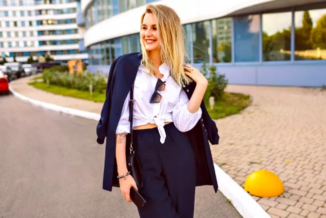 Obyčejné sako jako kousek, který dodá styl i obyčejným legínám