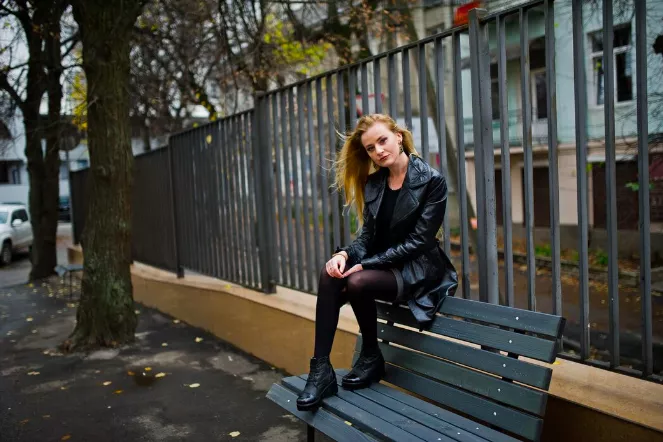 Koženková sukně jako trend jara 2026. Obléknout ji můžete k lodičkám, teniskám i kozačkám. Ženy 50+ omladí o 10 let