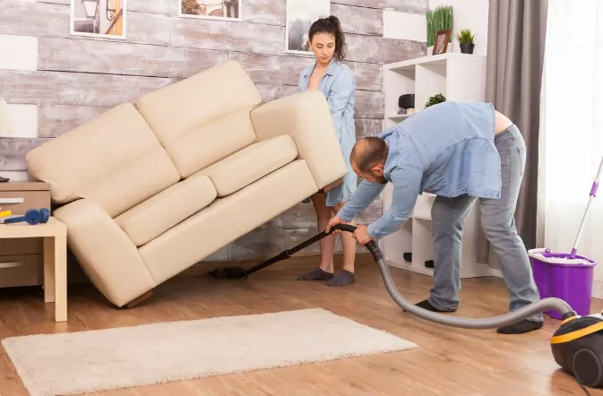 6 chytrých způsobů, jak uklidit pod gaučem – aniž byste s ním museli hýbat