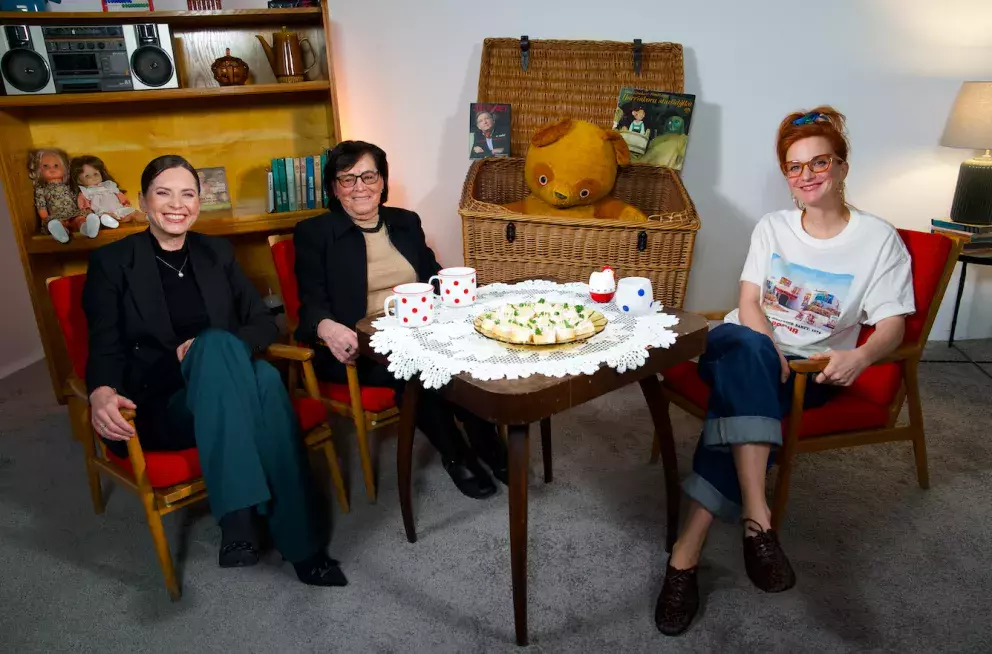 <p>Bára a Soňa Kodetovy s moderátorkou pořadu Míšou Maurerovou</p>
