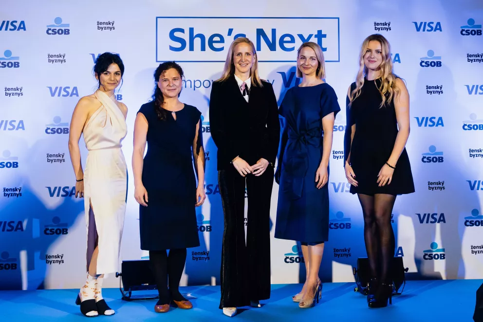 Zleva Michaela Doležalová, Kateřina Hadravová, Dana Nerudová, Pavla Ptáčková a zástupkyně Romany Sklář Sabina Richterová