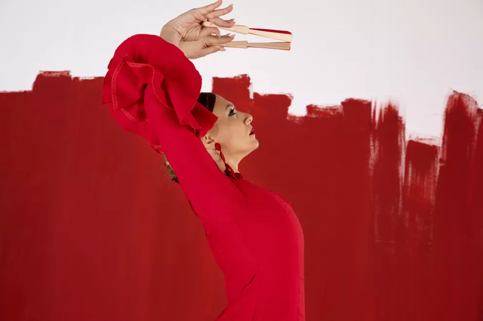 žena před rudou zdí