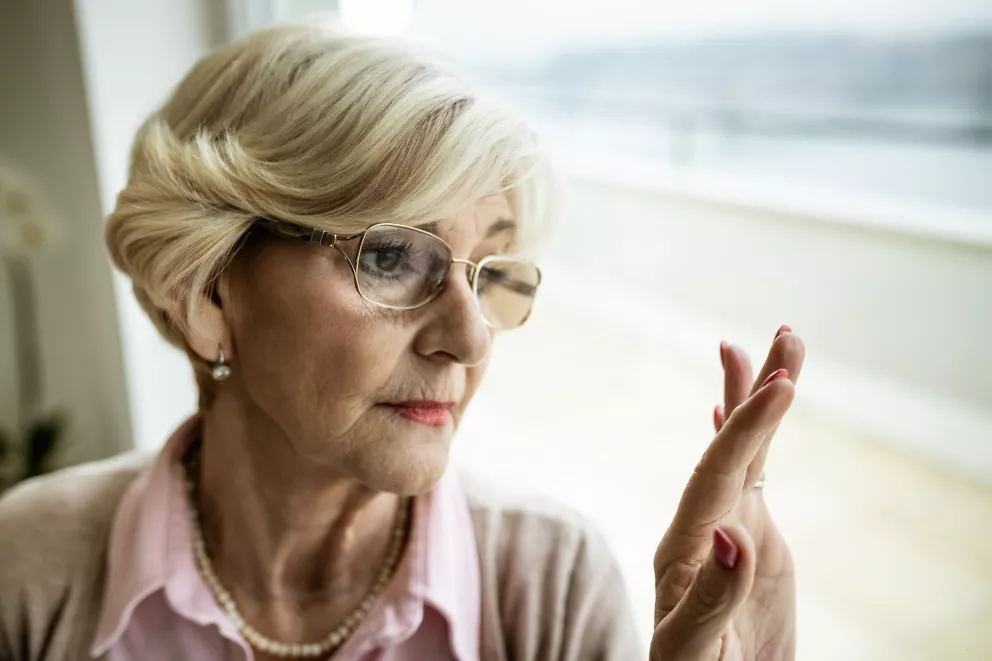 žena, smutek, problémy, soběstačnost