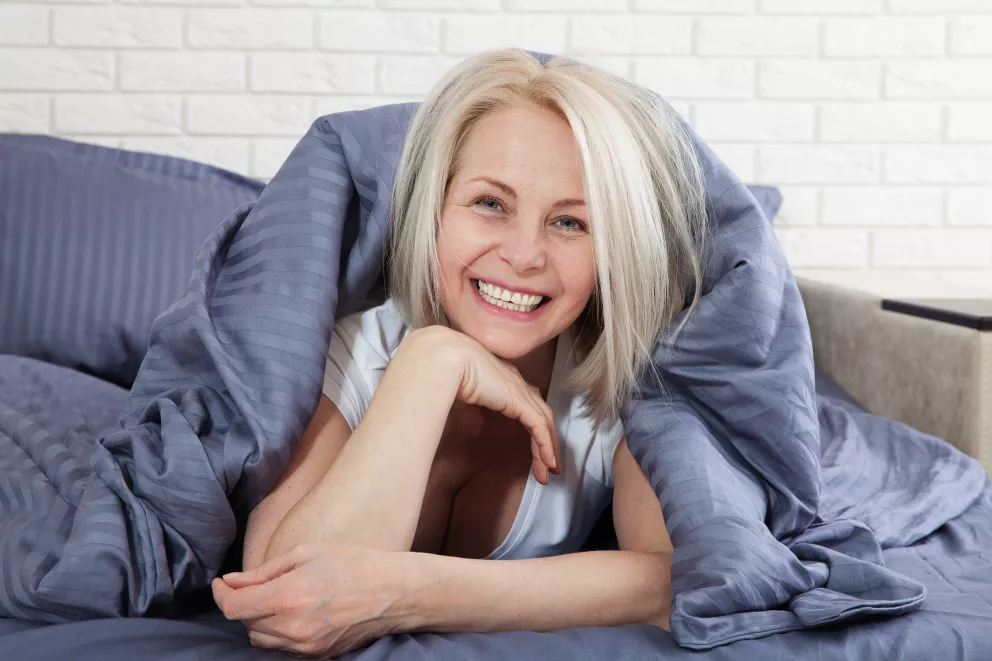 spokojená žena v posteli