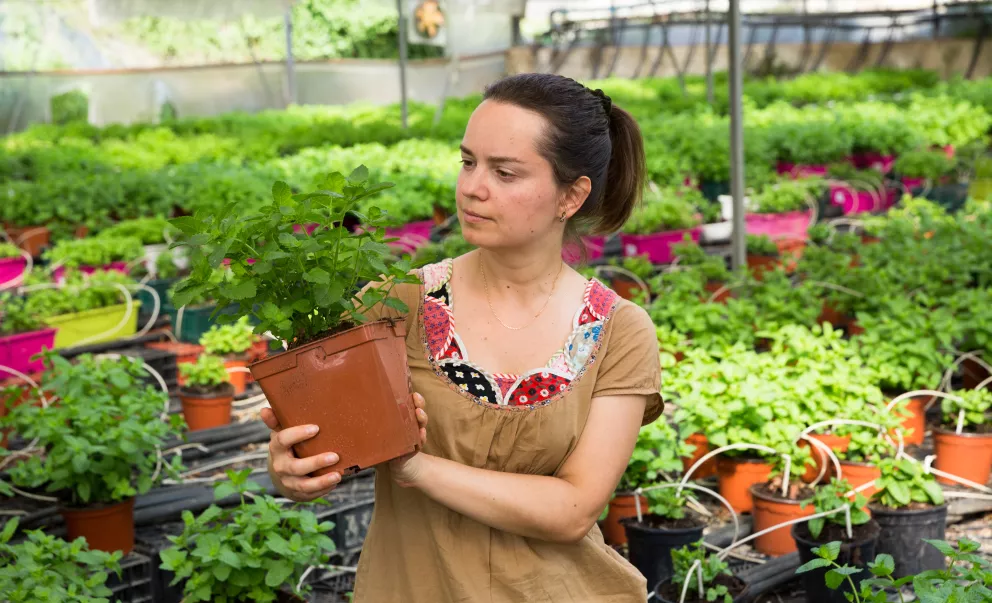 žena v zahradnictví
