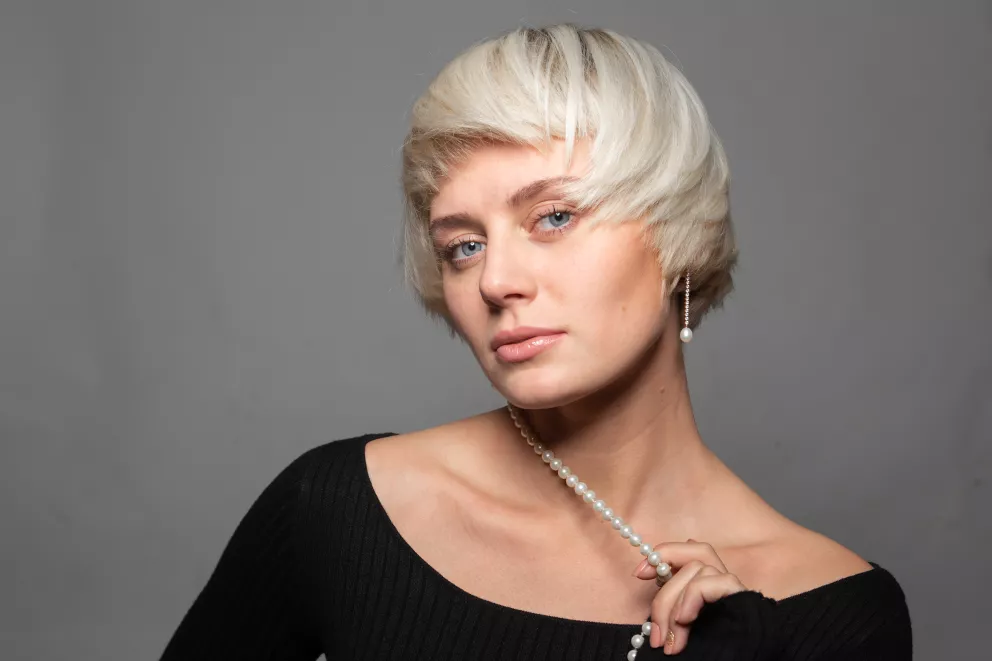 žena sestříhané vlasy