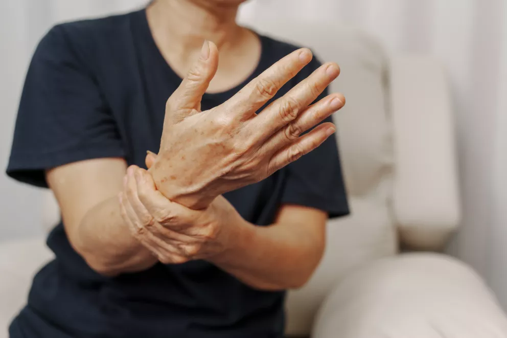 žena si drží třesoucí ruku