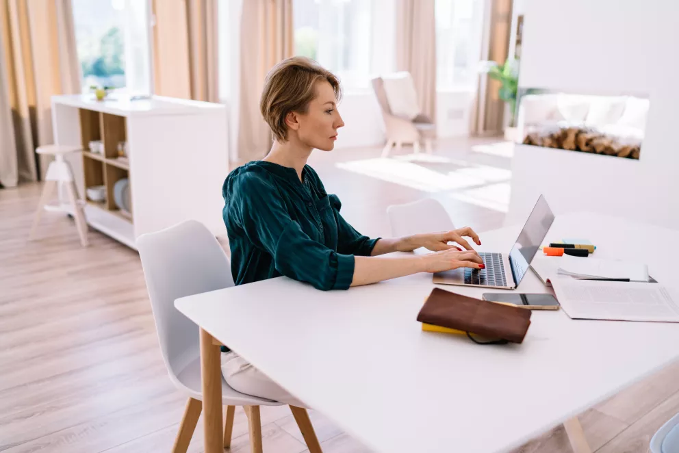 žena pracuje u počítače