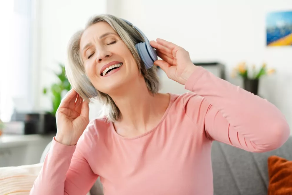 Žena poslouchá hudbu