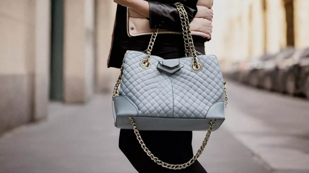 žena s modrou kabelkou