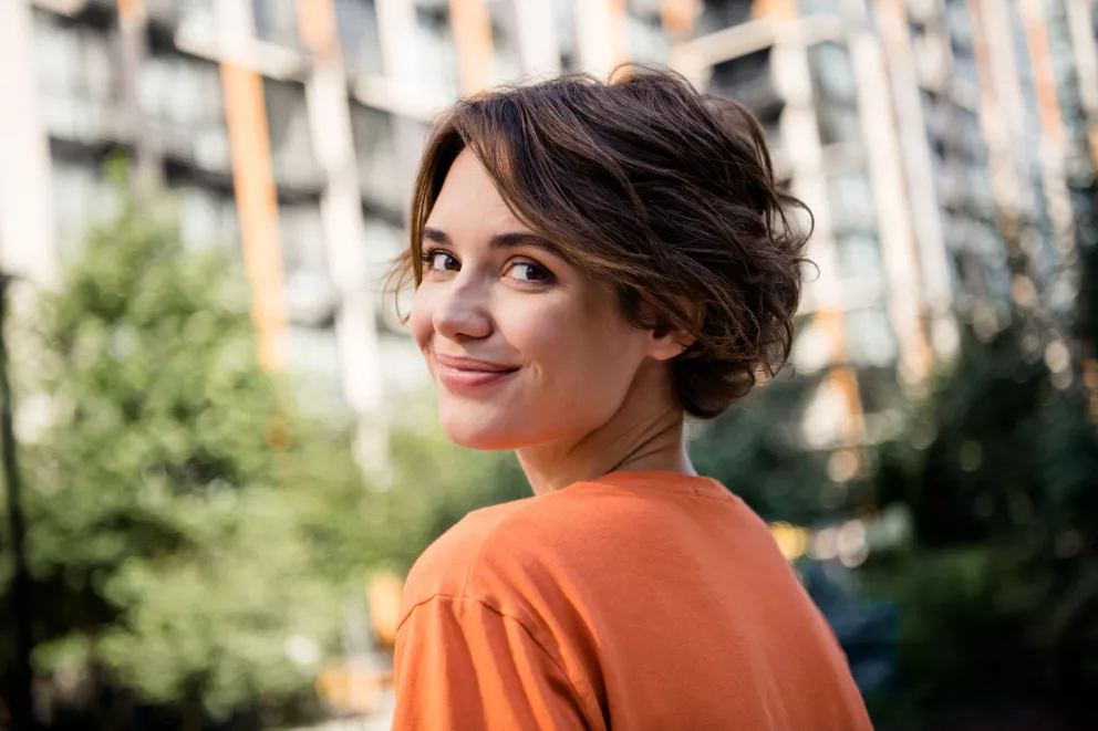 žena s trendy účesem