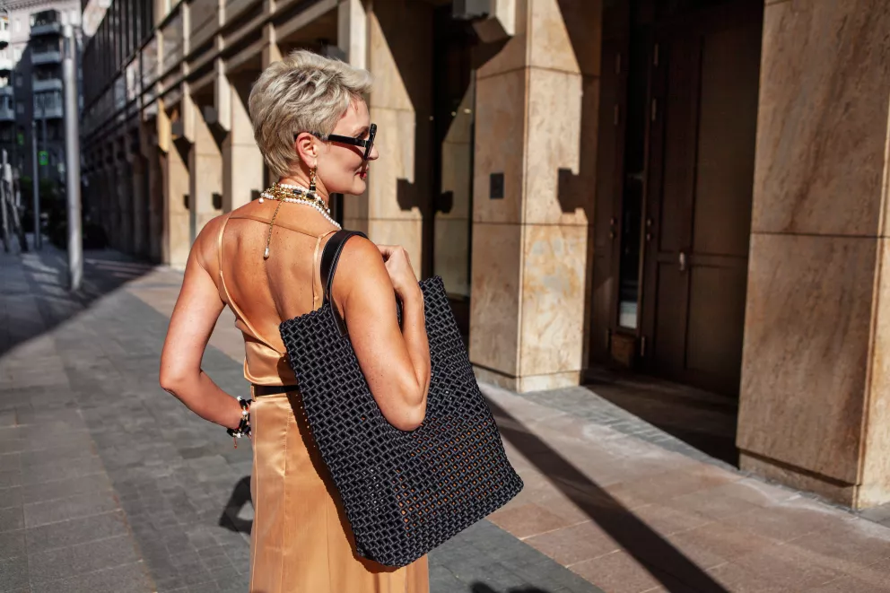 žena s tote kabelkou