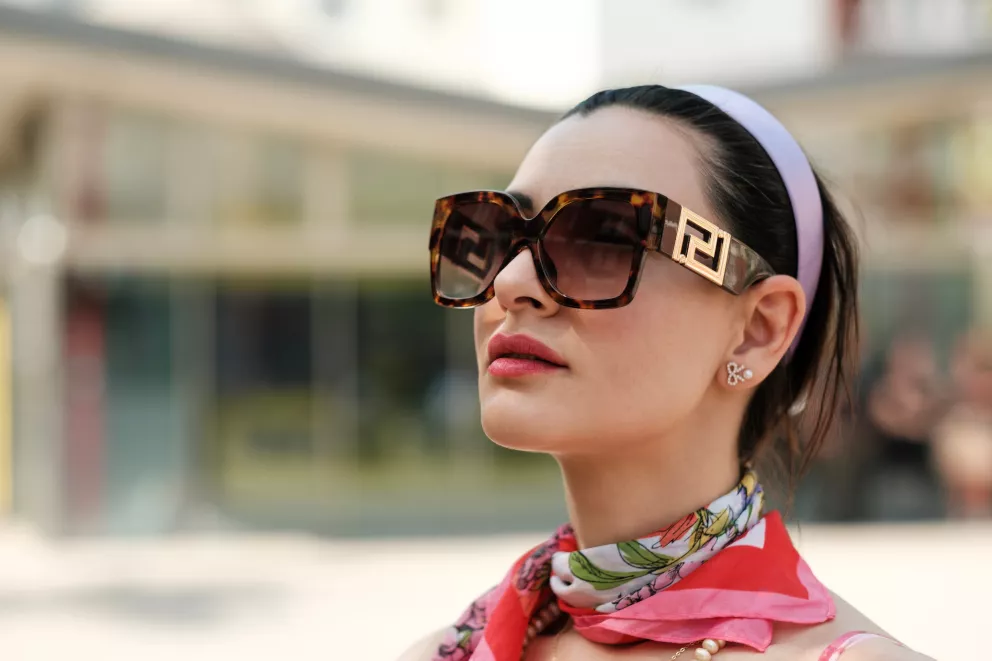 žena se šátkem na krku