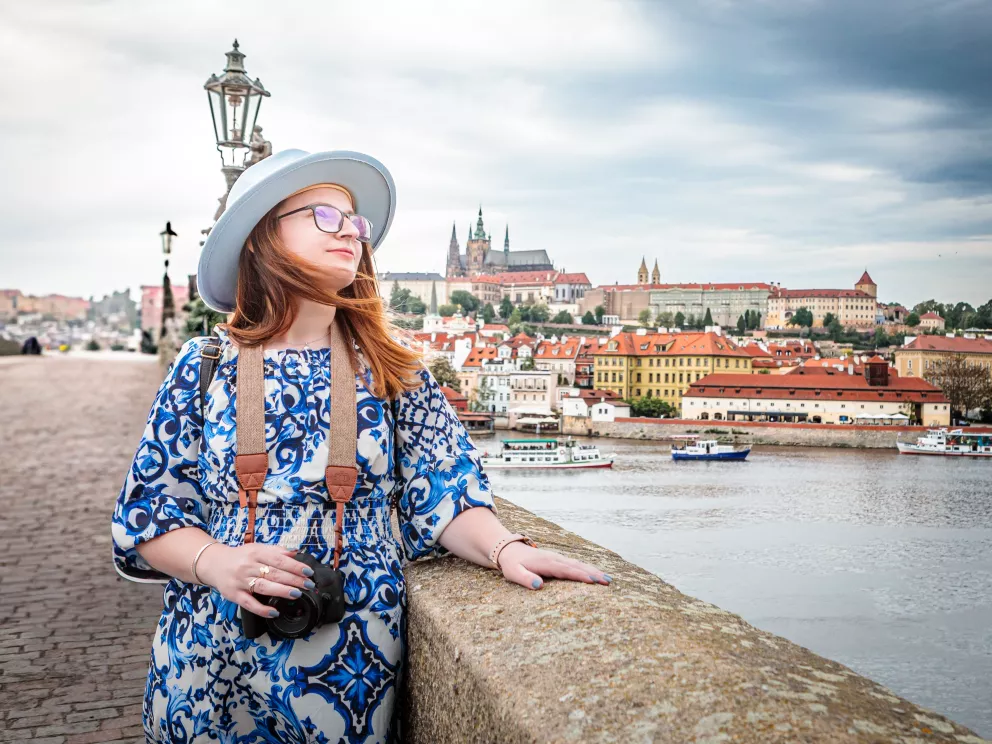 dívka na Karlově mostě