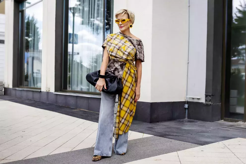 žena v dlouhé tunice