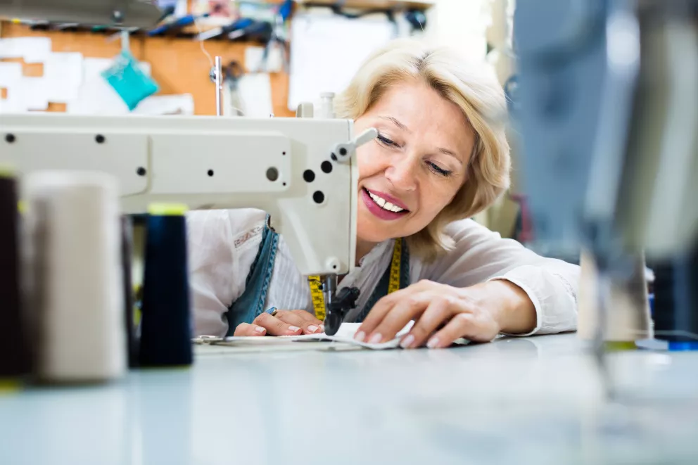 žena šije na stroji