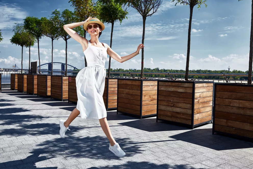 žena v bílých teniskách