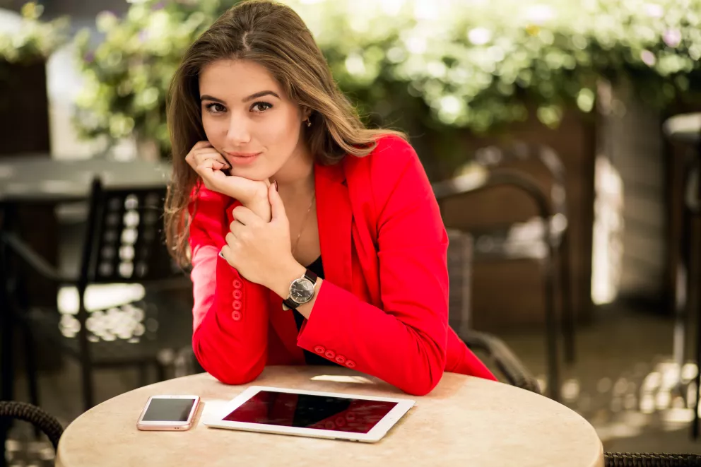 žena za stolem v kavárně