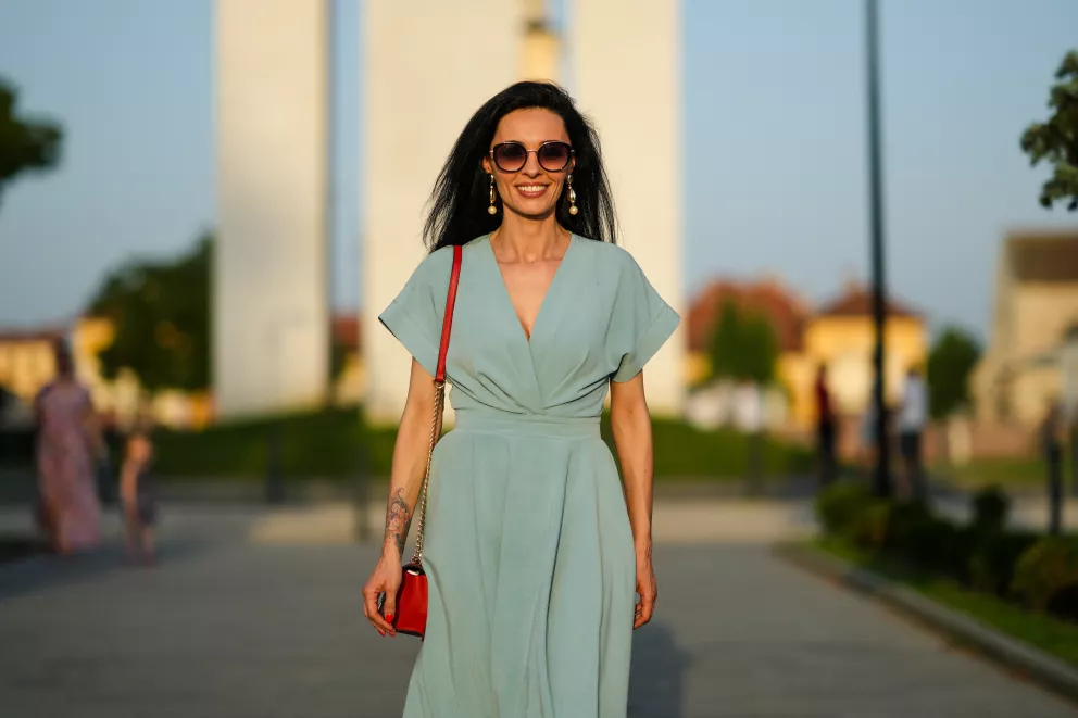 žena v šatech