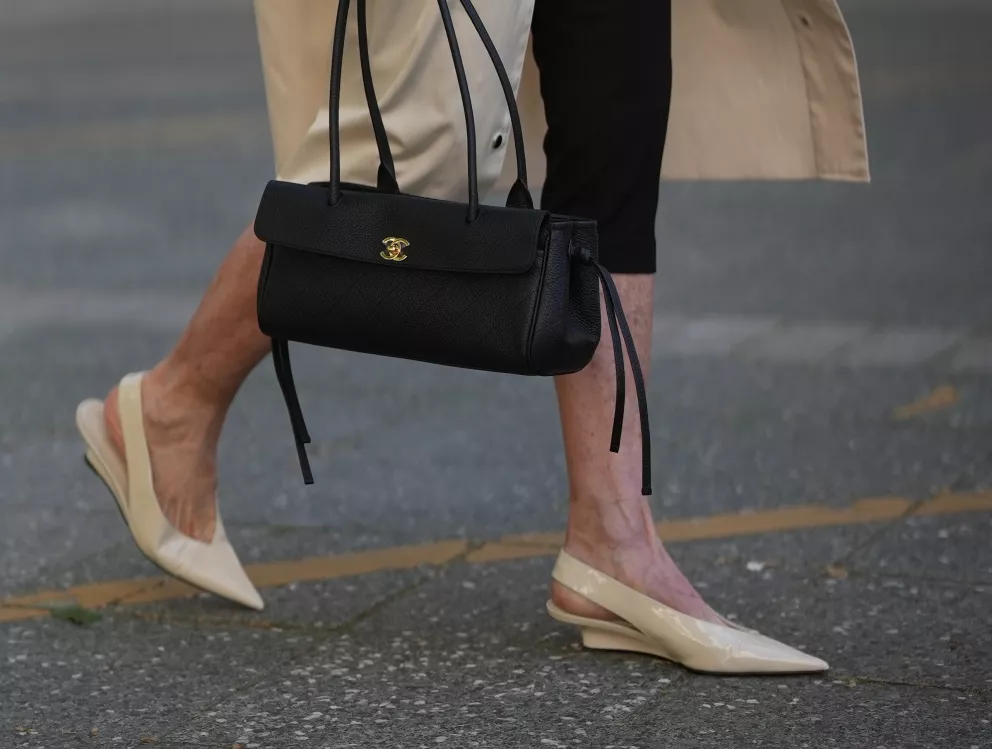 žena ve sling back