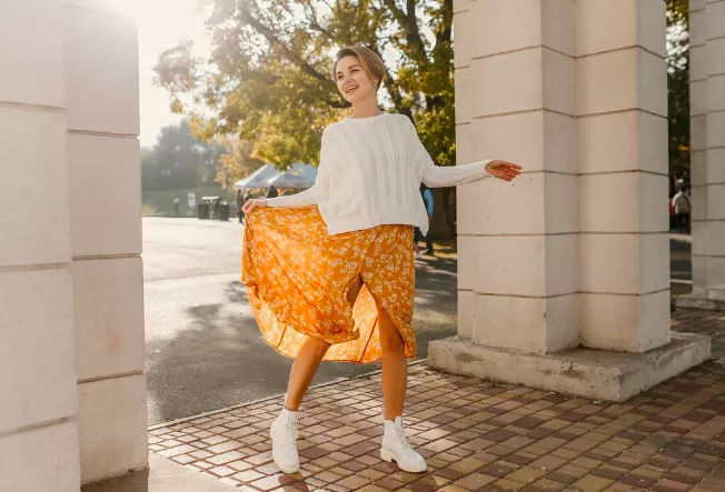 Džínová bunda, květinová sukně a sandálky. Trendy léta 2026, kterých se nemusí bát ani ženy po padesátce