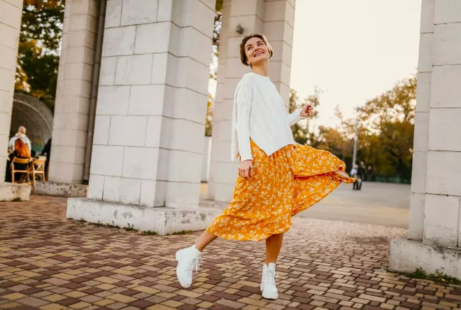 Džínová bunda, květinová sukně a sandálky. Trendy léta 2026, kterých se nemusí bát ani ženy po padesátce