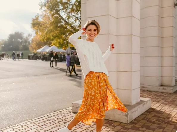 Džínová bunda, květinová sukně a sandálky. Trendy léta 2026, kterých se nemusí bát ani ženy po padesátce