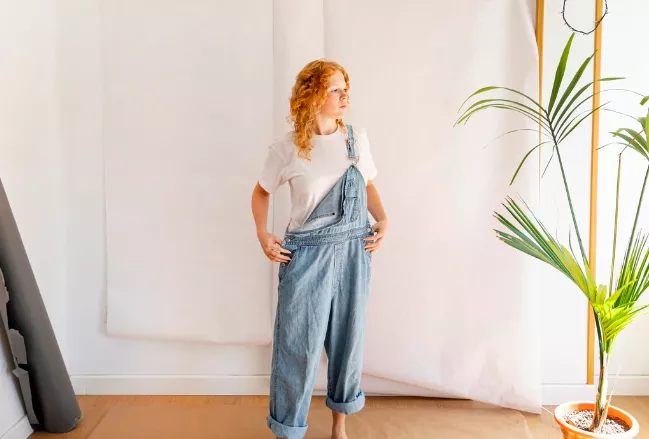 Už ne úzké džíny. Trendy lidé po čtyřicítce nosí tento „zastaralý“ džínový trend