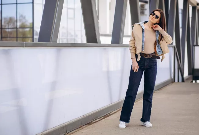 Už ne úzké džíny. Trendy lidé po čtyřicítce nosí tento „zastaralý“ džínový trend
