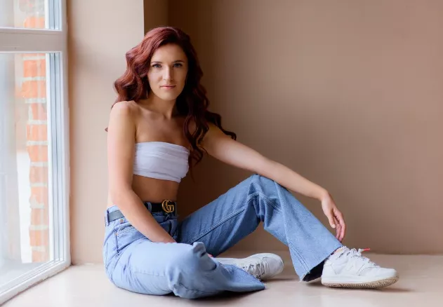 Už ne úzké džíny. Trendy lidé po čtyřicítce nosí tento „zastaralý“ džínový trend