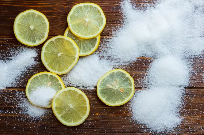 Jak použít sůl a citron k odmaštění lepkavých skříněk