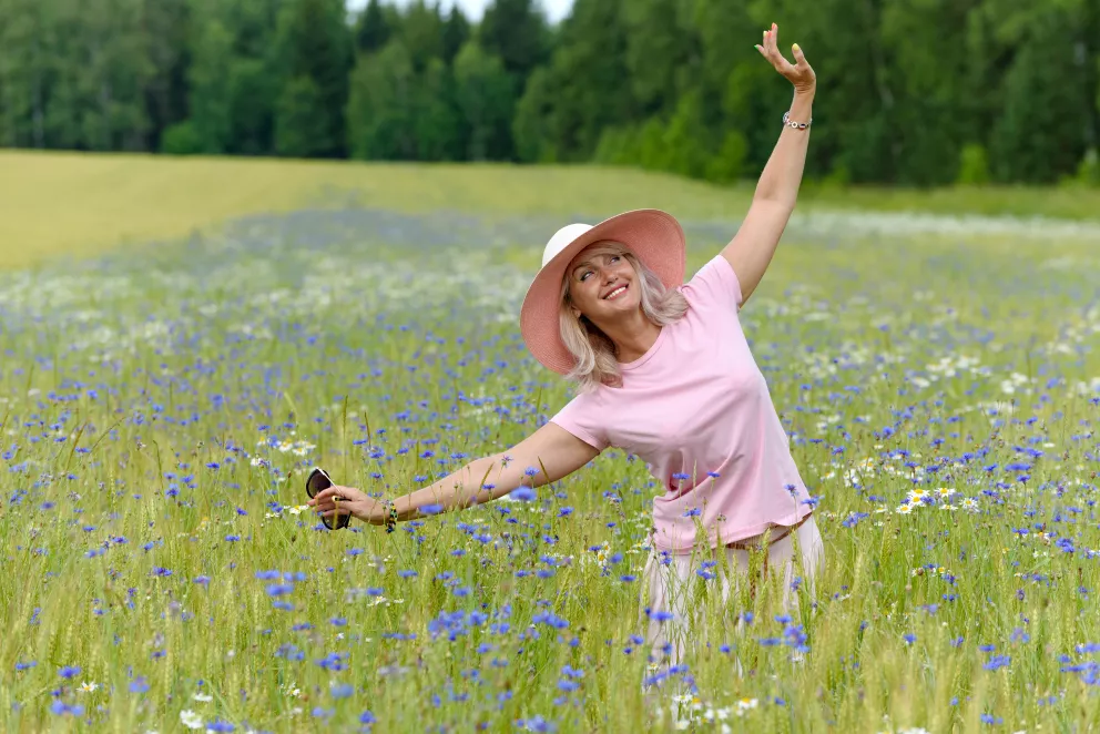 žena na louce