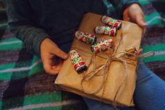 Dárek můžete ozdobit i pomocí vánočních čokoládových figurek, ze kterých budou mít příjemci dárku extra potěšení navíc. Jen dejte pozor, aby se lepidlo nedostalo dovnitř k jedlé části výrobku.
