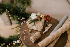Ke zdobení dárků můžete použít vlastnoručně vyrobené dekorace z papíru nebo třeba vaty, ale také můžete využít některou z menších vánočních ozdob, která vám nebude na stromečku chybět.