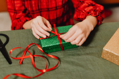 Pokud si nechcete příliš lámat hlavu s balením dárků, můžete koupit dárkovou krabičku s vánočním motivem. Ozdobit ji můžete jednoduchou stuhou či nalepovací dekorací.